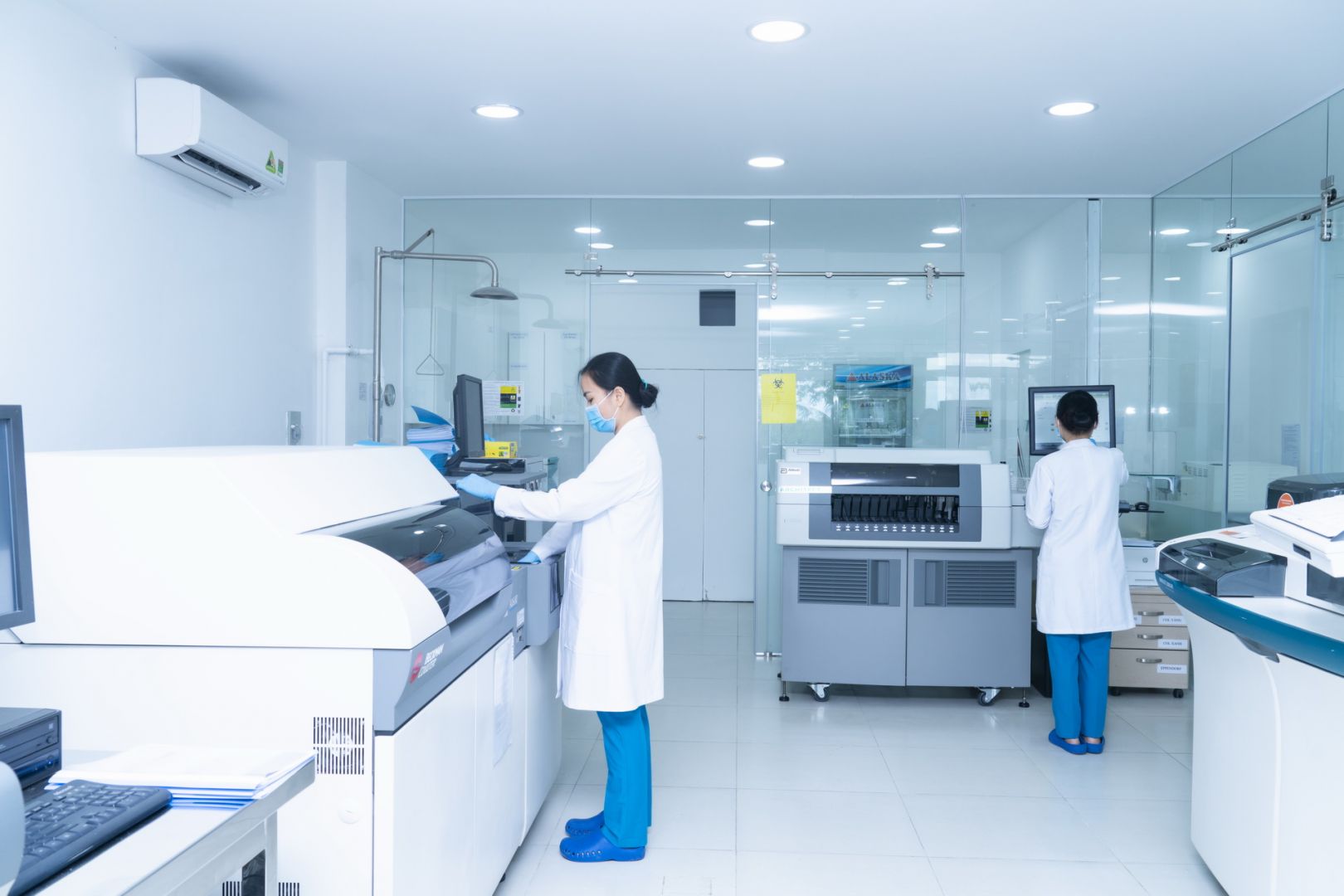 thiết bị phòng sạch phòng xét nghiệm